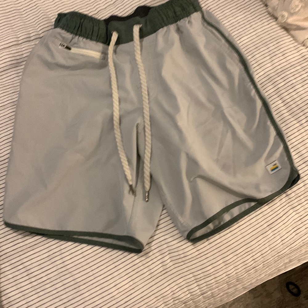 Men's Vuori Shorts - excellent conditions. Size xs.  Light gray green piping!